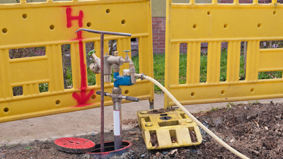 Ein Standrohr für Bauwasser an einem Unterflur-Hydranten